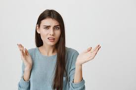 Mulher confusa e confusa levanta as mãos em consternação | Foto Grátis